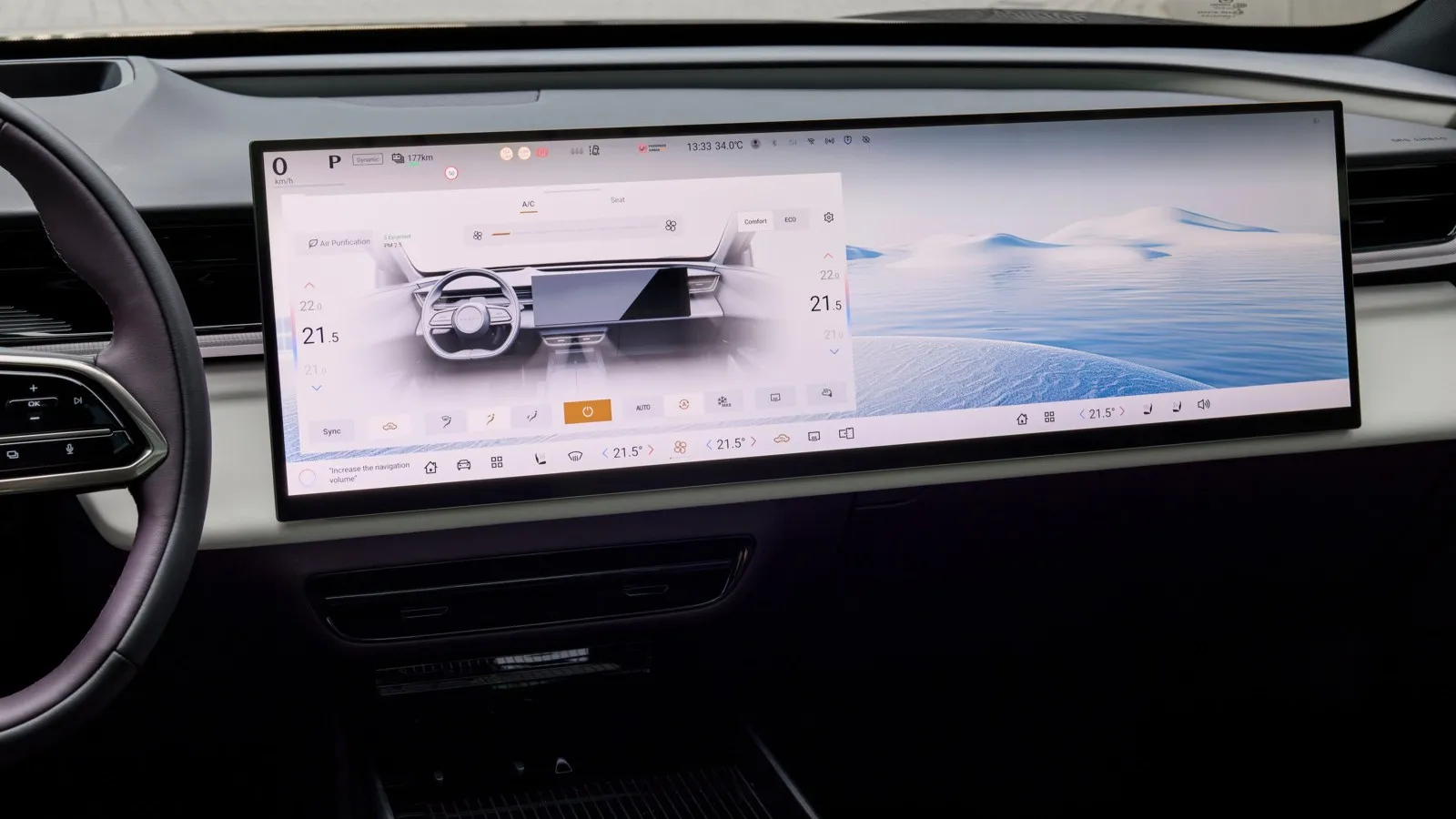Mazda CX 6e: Ein flaches, 26 Zoll großes Display nimmt einen Großteil des Armaturenträgers ein.