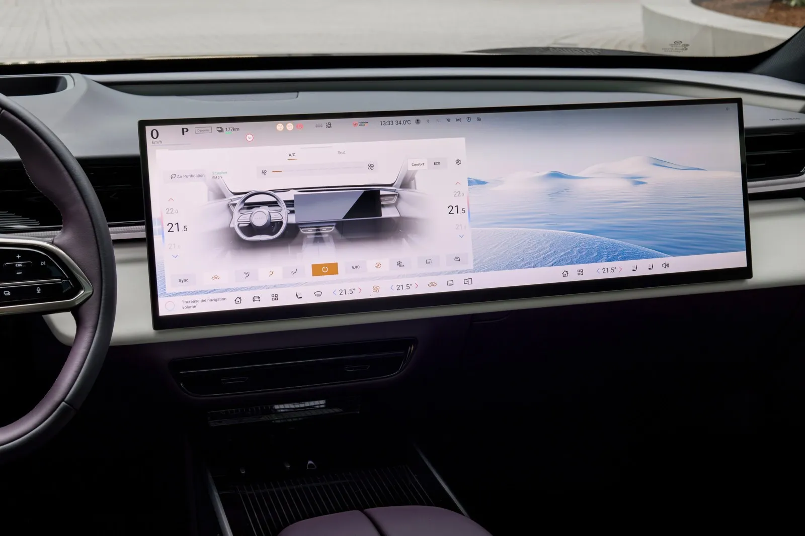 Mazda CX 6e: Ein flaches, 26 Zoll großes Display nimmt einen Großteil des Armaturenträgers ein.