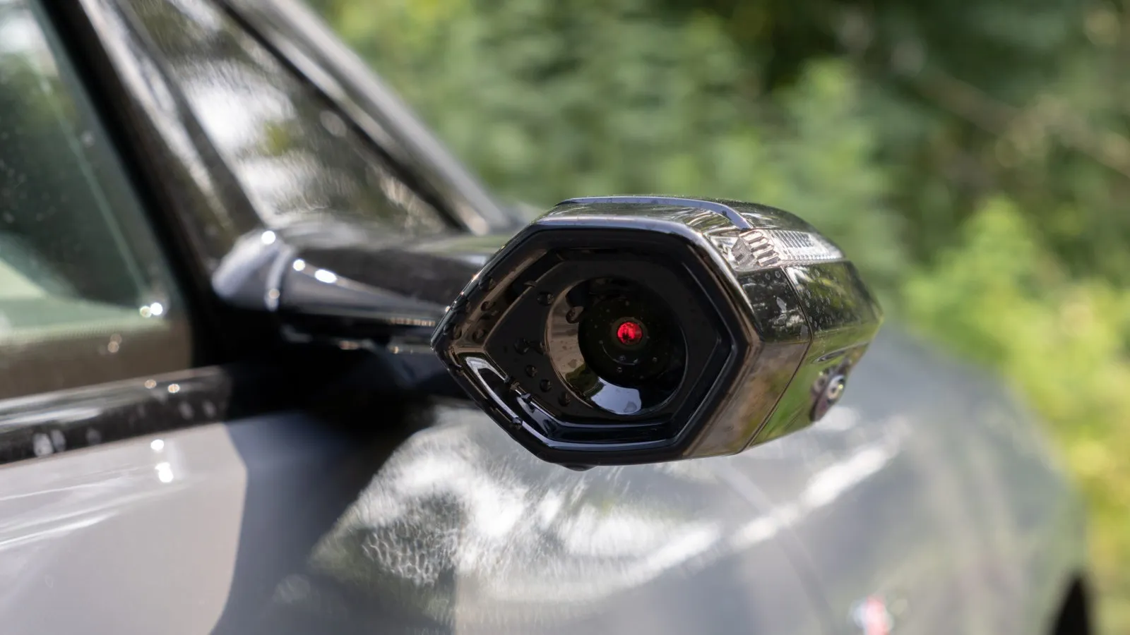Der Audi A6 Avant e-tron performance kommt wahlweise mit virtuellem Außenspiegel, der das Geschehen außerhalb auf einen kleinen Bildschirm ins Wageninnere projiziert.