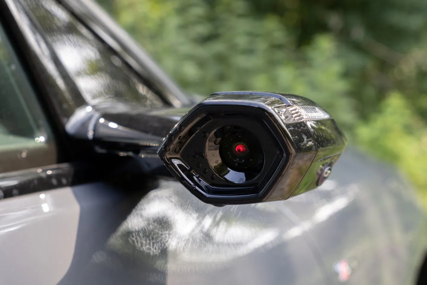 Der Audi A6 Avant e-tron performance kommt wahlweise mit virtuellem Außenspiegel, der das Geschehen außerhalb auf einen kleinen Bildschirm ins Wageninnere projiziert.