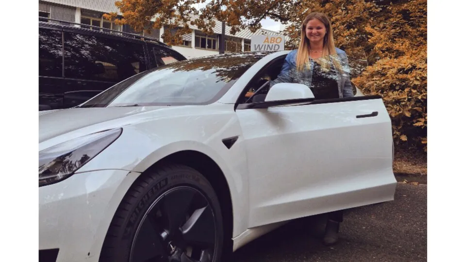 Tanja Gscheidle, Fuhrparkmanagerin des Projektentwicklers für erneuerbare Energien, Abo Wind in Wiesbaden, kümmert sich um die Anforderung, die Flotte zu elektrifizieren.