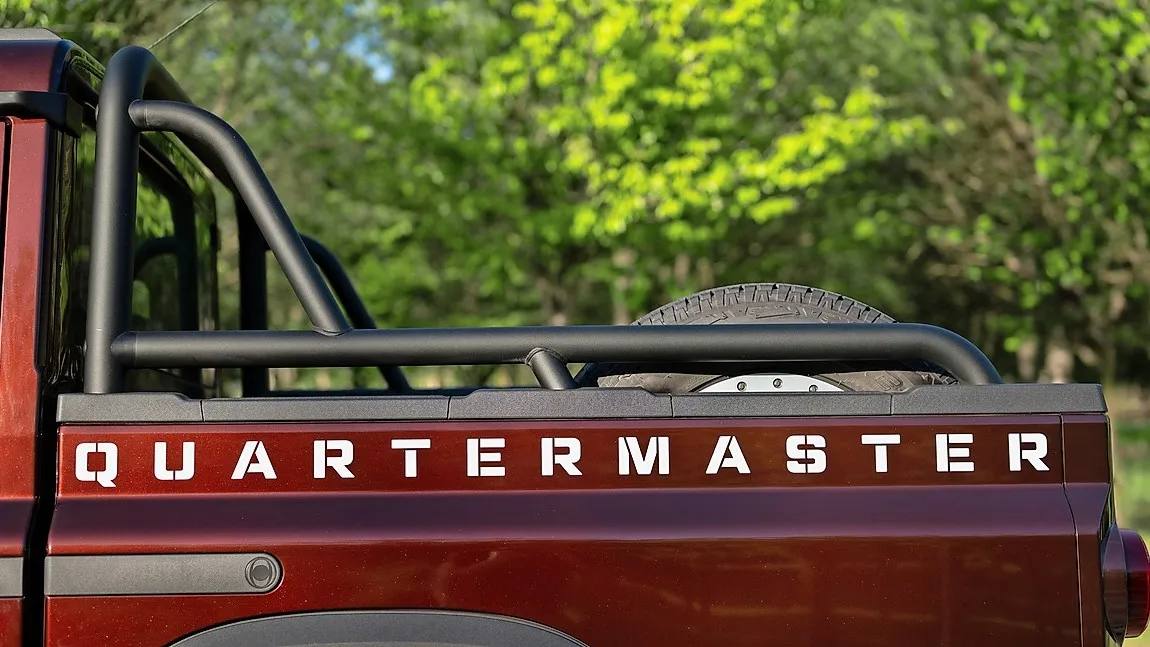 Den Ladeflächenaufbau des Pick-ups ziert ein Quartermaster-Schriftzug.