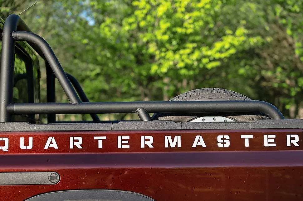 Den Ladeflächenaufbau des Pick-ups ziert ein Quartermaster-Schriftzug.