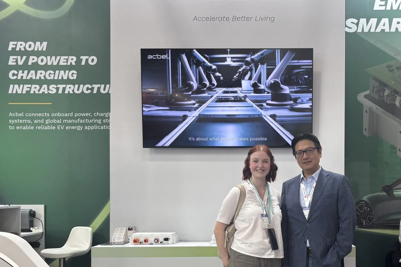 Am Stand von Acbel liefert Sven Lee (Vizepräsident für Power & Energy Solutions Business) einen Blick hinter die Ladesäule: Wie entstehen eigentlich Hochleistungsladesysteme und warum werden sie immer stärker Teil eines kompletten Energiesystems?