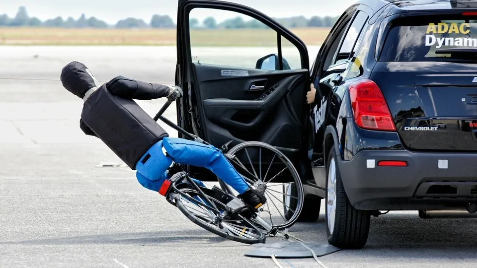 ADAC testet Ausstiegswarner für Autos
