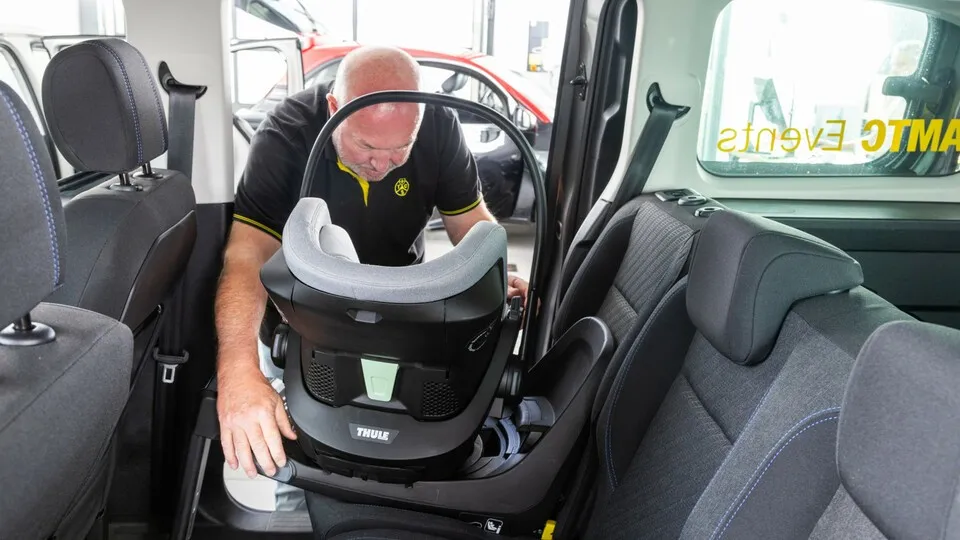 In seinem neuesten Kindersitztest hat der ADAC neue Komfortfunktionen lobend erwÃ¤hnt. So erleichter ein Drehfunktion Eltern das Fixieren des Kindersitzes