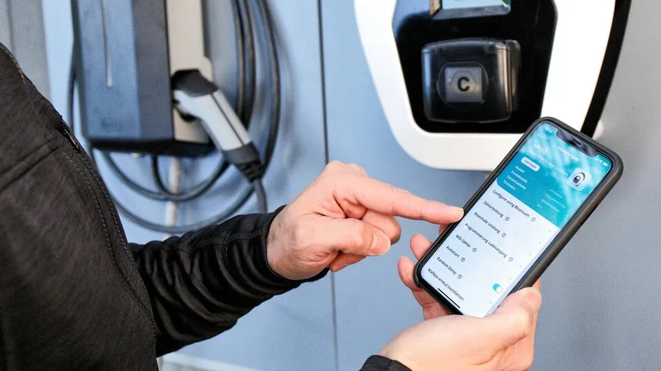Der ADAC hat Wallboxen von Autoherstellern getestet.