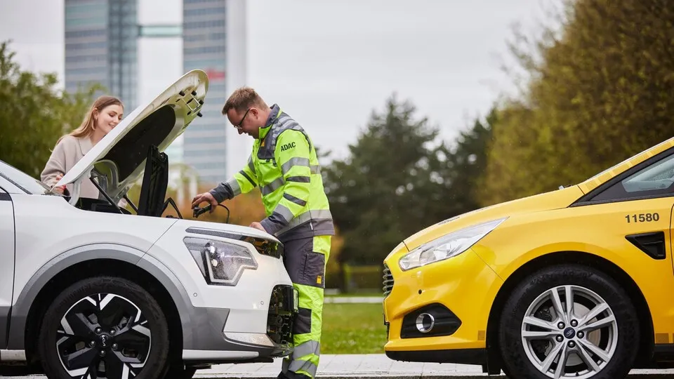 Pannenhilfe im Einsatz: Laut ADAC werden Autos zuverlässiger, Elektrofahrzeuge schneiden besonders gut ab.