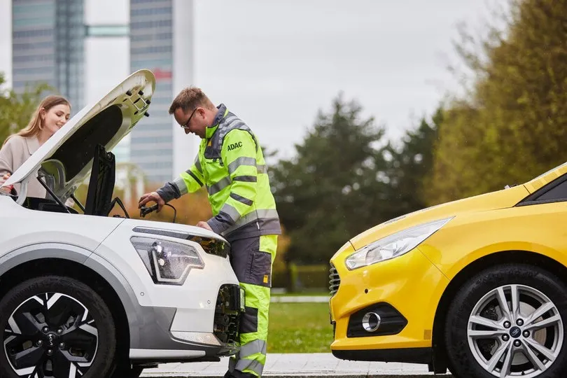 Pannenhilfe im Einsatz: Laut ADAC werden Autos zuverlässiger, Elektrofahrzeuge schneiden besonders gut ab.