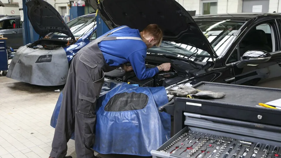 Eine neue ADAC-Studie zeigt: Reparaturen bei Unfallschäden können je nach Fahrzeug und Marke stark variieren.