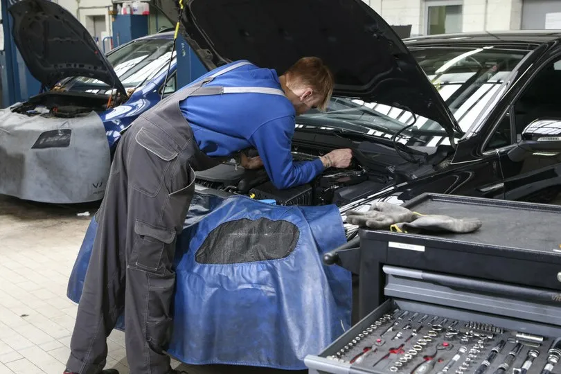 Eine neue ADAC-Studie zeigt: Reparaturen bei Unfallschäden können je nach Fahrzeug und Marke stark variieren.