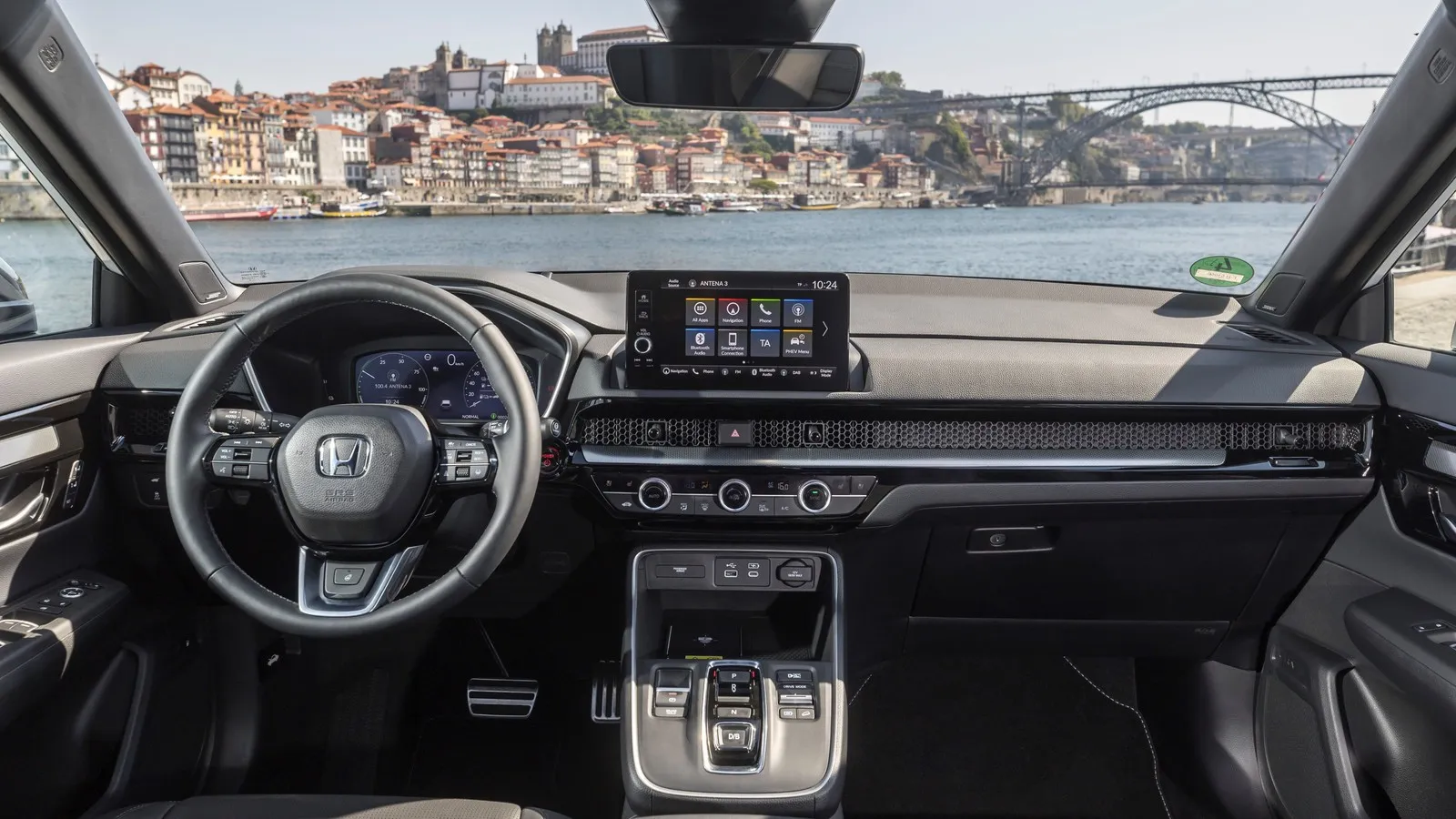 Das ergonomische Cockpit macht Langstrecken zur leichten Aufgabe – schon die Basisausstattung des Honda CR-V e:PHEV ist umfangreich und hochwertig.