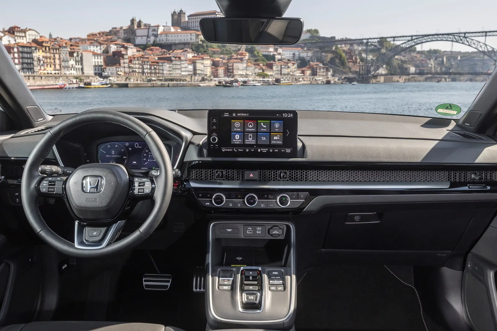 Das ergonomische Cockpit macht Langstrecken zur leichten Aufgabe – schon die Basisausstattung des Honda CR-V e:PHEV ist umfangreich und hochwertig.