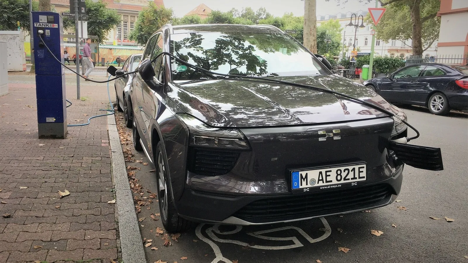 Zum Glück hat der Aiways U5 ein langes Ladekabel.