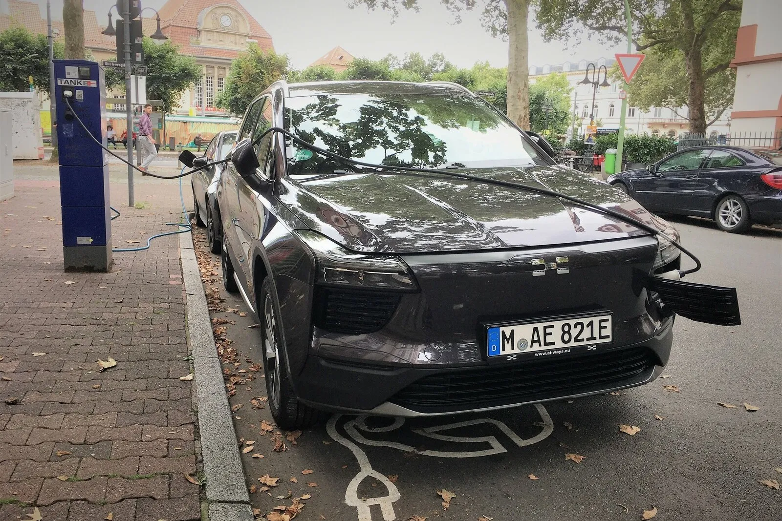 Zum Glück hat der Aiways U5 ein langes Ladekabel.