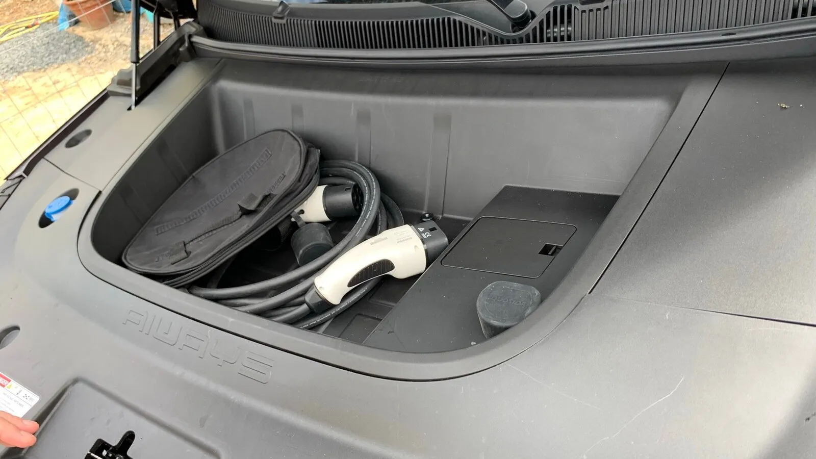 Positiv ist der Funk unter der Motorhaube zu erwähnen. Hier findet das Ladekabel Platz.