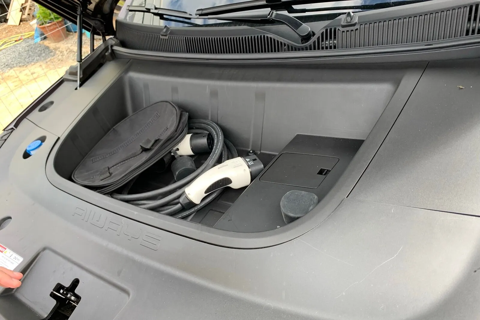 Positiv ist der Funk unter der Motorhaube zu erwähnen. Hier findet das Ladekabel Platz.
