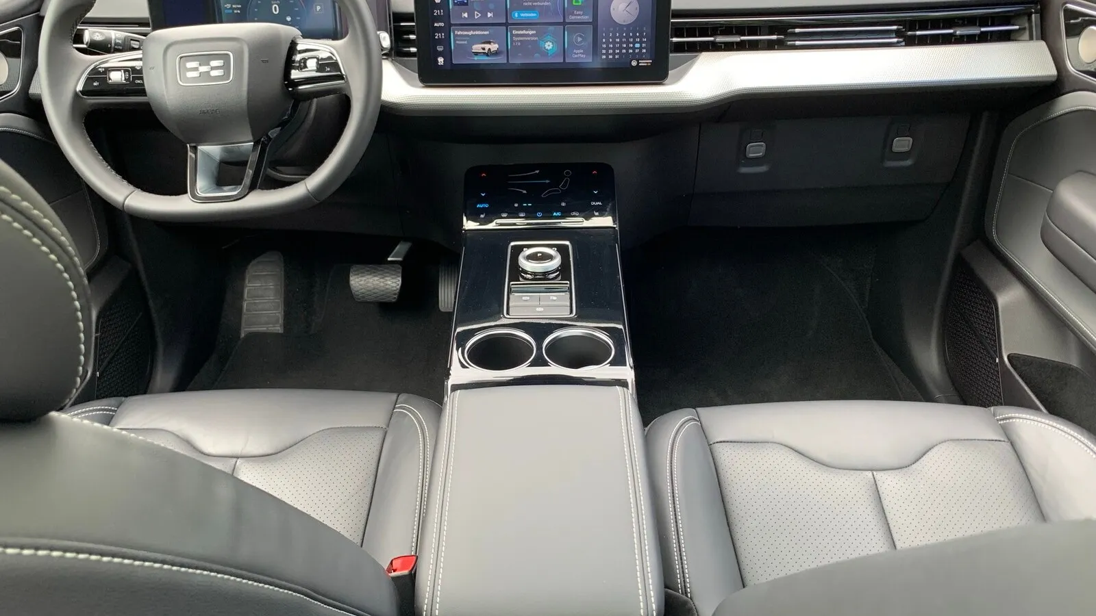 Licht, Blinker und Scheibenwischer sind über die üblichen Hebel gut bedienbar. In der Mitte des Cockpits ist das 12,3-Zoll-Infotainment-Display verbaut, über das sich das Auto, wie bei einem Tesla, einstellen lässt.