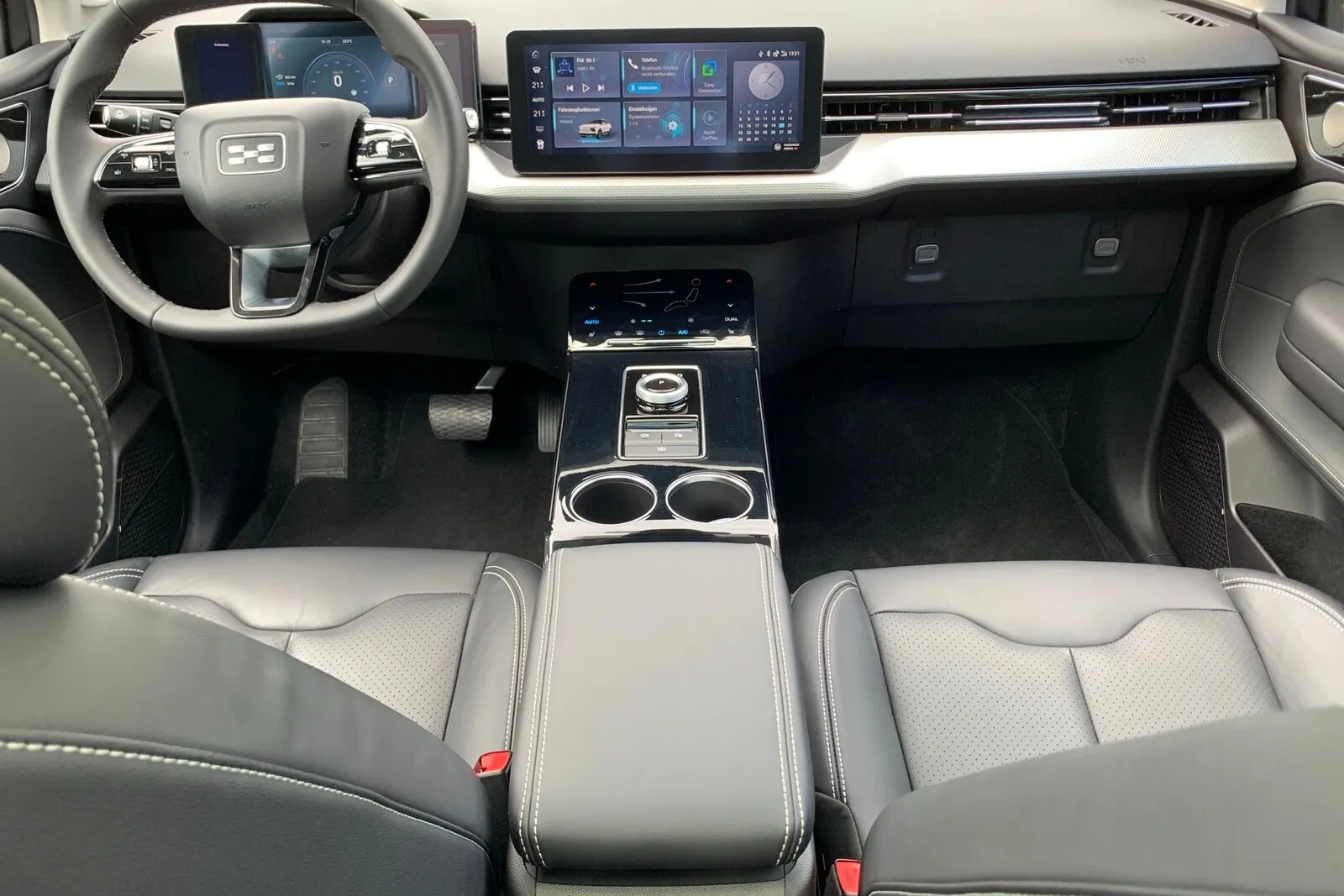 Licht, Blinker und Scheibenwischer sind über die üblichen Hebel gut bedienbar. In der Mitte des Cockpits ist das 12,3-Zoll-Infotainment-Display verbaut, über das sich das Auto, wie bei einem Tesla, einstellen lässt.