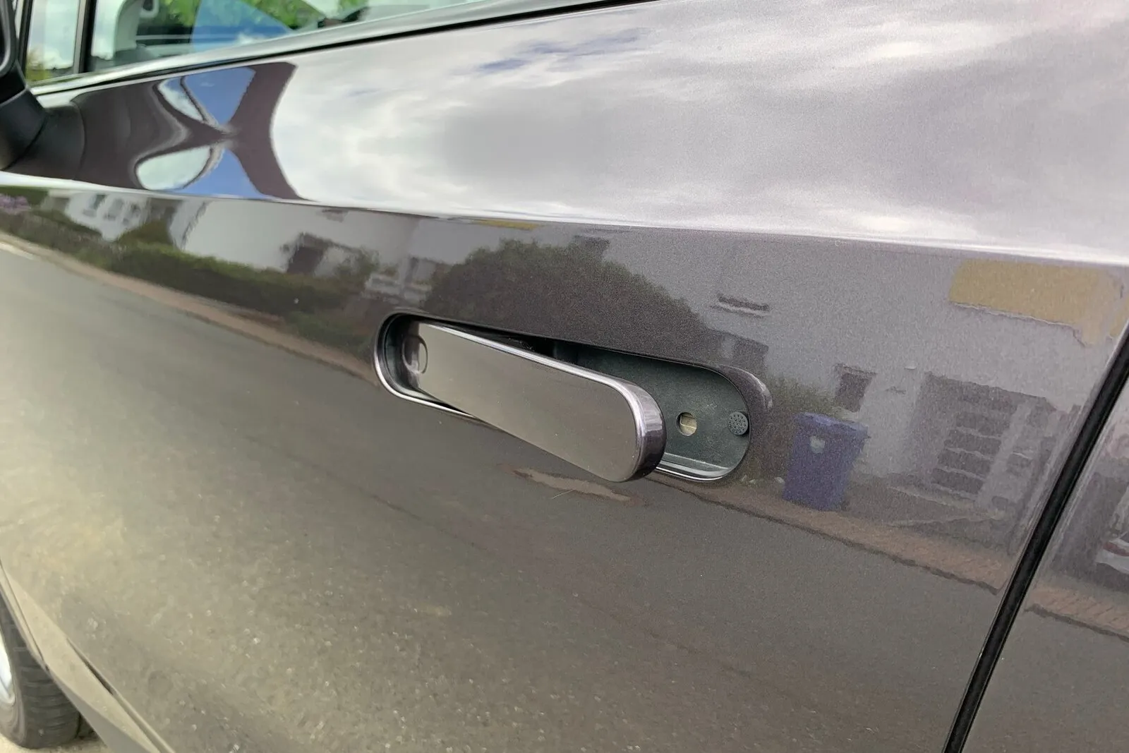 Die versenkbaren Türgriffe erinnern an einen Land Rover Evoque