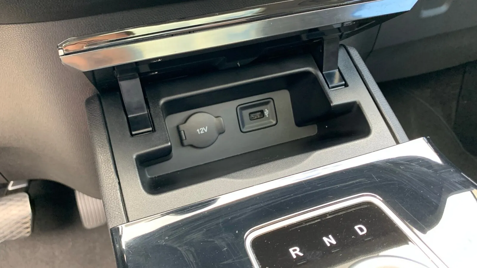 Das Anschließen des Kabels am USB-Anschluss ist allerdings eine Fummelei und in das Handyfach passte gerade so ein iPhone XR.