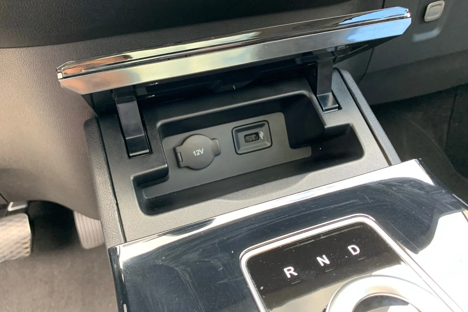 Das Anschließen des Kabels am USB-Anschluss ist allerdings eine Fummelei und in das Handyfach passte gerade so ein iPhone XR.