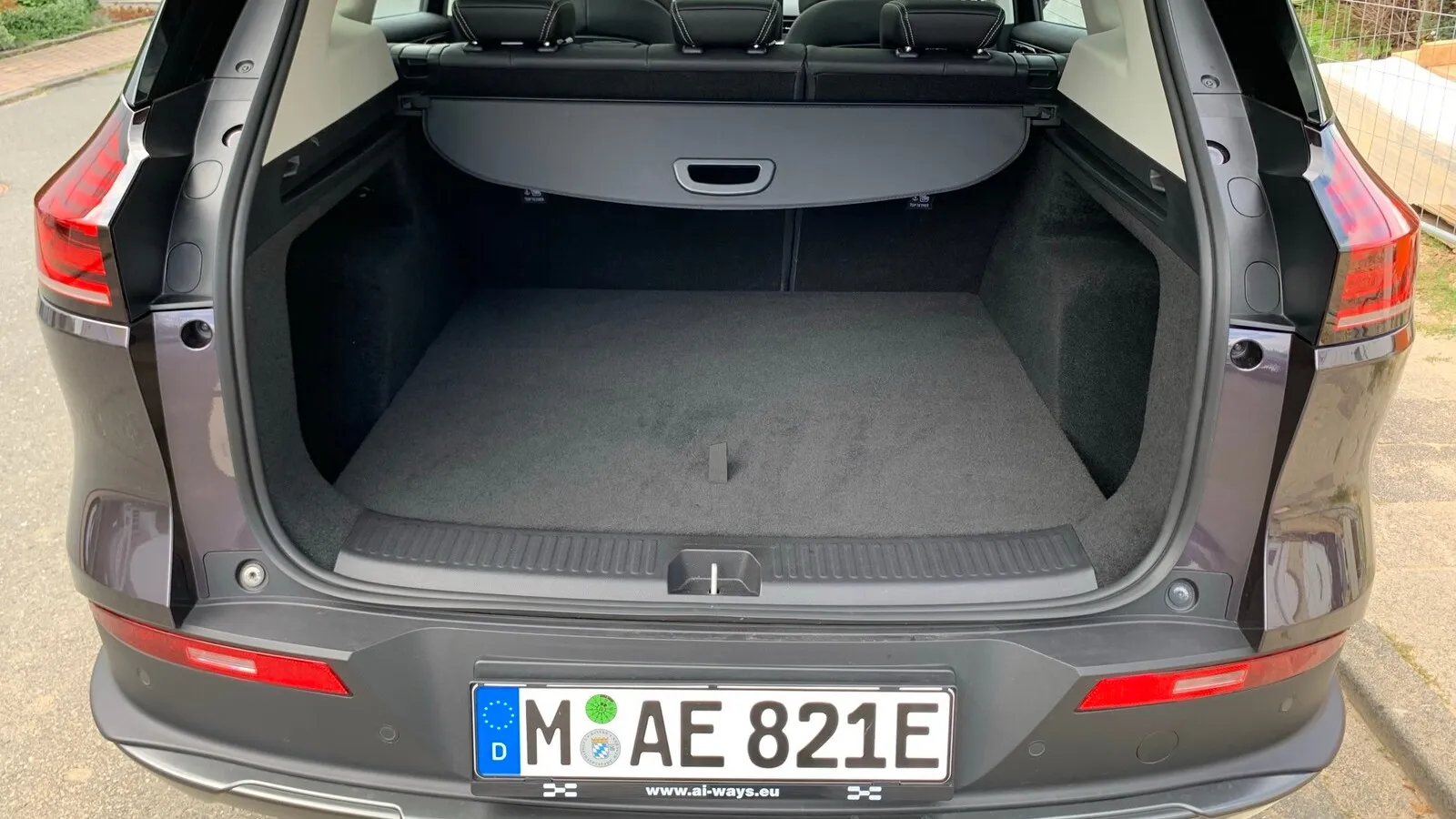 Der Kofferraum des Aiways hat in normaler Konfiguration 432 Liter, mit umgeklappten Rücksitzlehnen und bei maximaler dachhoher Beladung 1.555 Liter Ladevolumen. Zurrösen, um das Ladegut sicher zu befestigen, fehlen leider.