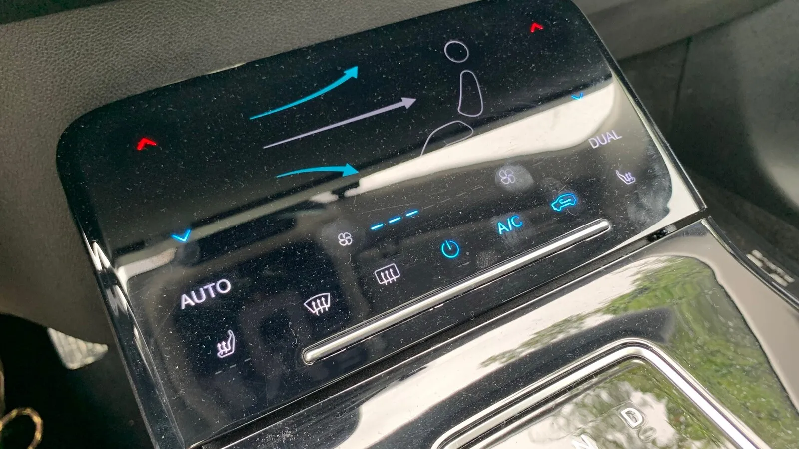 Ein Touch-Display zur Steuerung der Klimaanalage findet sich in der Mittelkonsole vor dem Drehrad für die automatische Gangwahl. Der Clou: Drückt man etwas fester auf das Display, öffnet sich selbiges und gibt einen weiteren Stauraum frei.