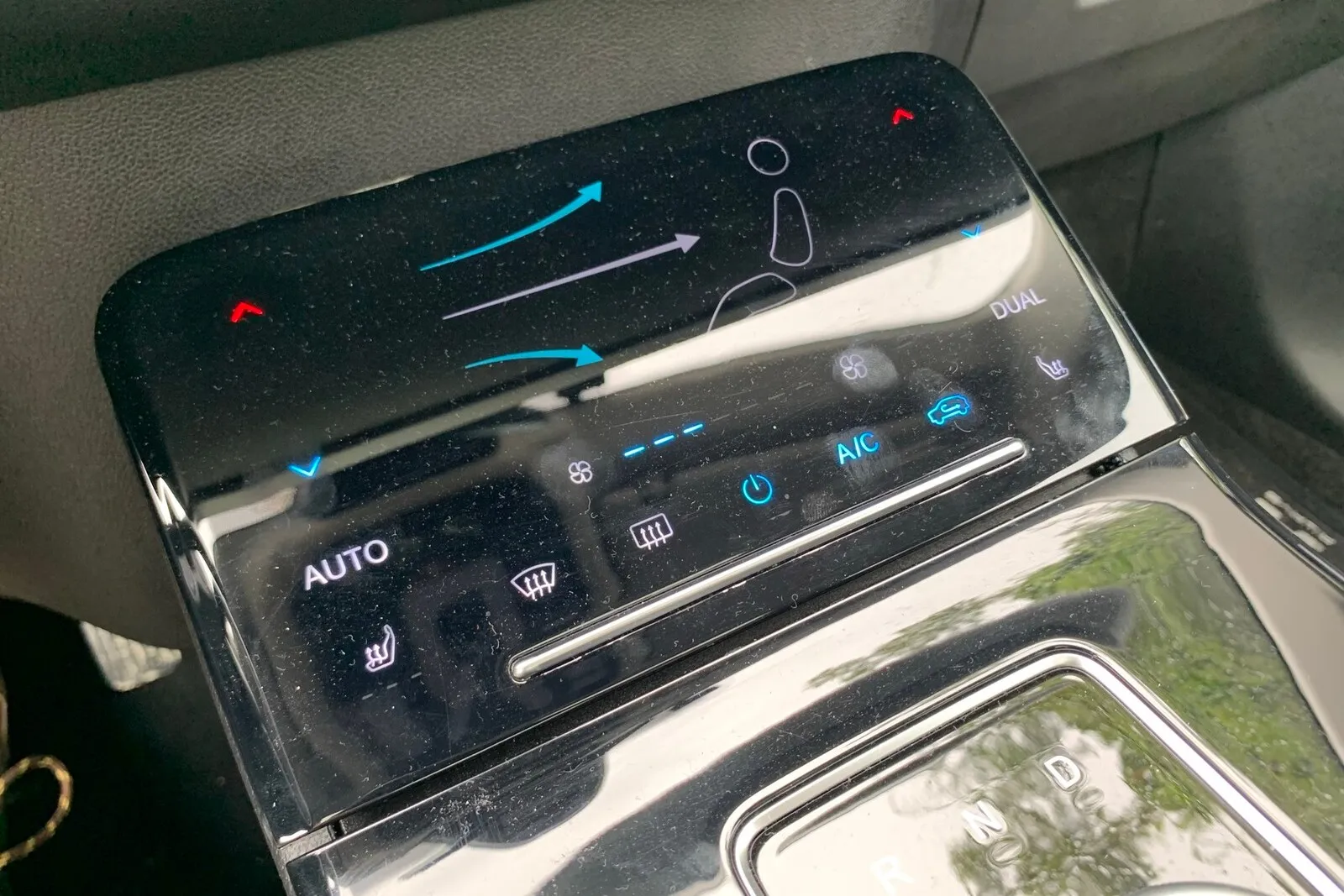 Ein Touch-Display zur Steuerung der Klimaanalage findet sich in der Mittelkonsole vor dem Drehrad für die automatische Gangwahl. Der Clou: Drückt man etwas fester auf das Display, öffnet sich selbiges und gibt einen weiteren Stauraum frei.