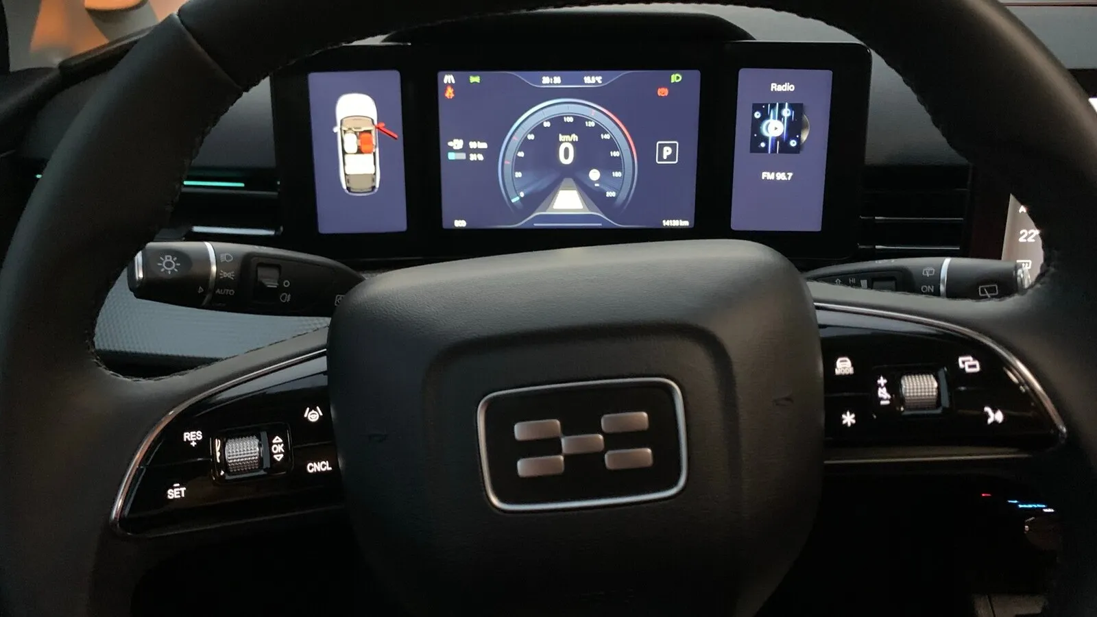 Die Fahrinformationen werden in drei separaten TFT-Displays, die an einen Flügelaltar erinnern, gut und übersichtlich dargestellt.