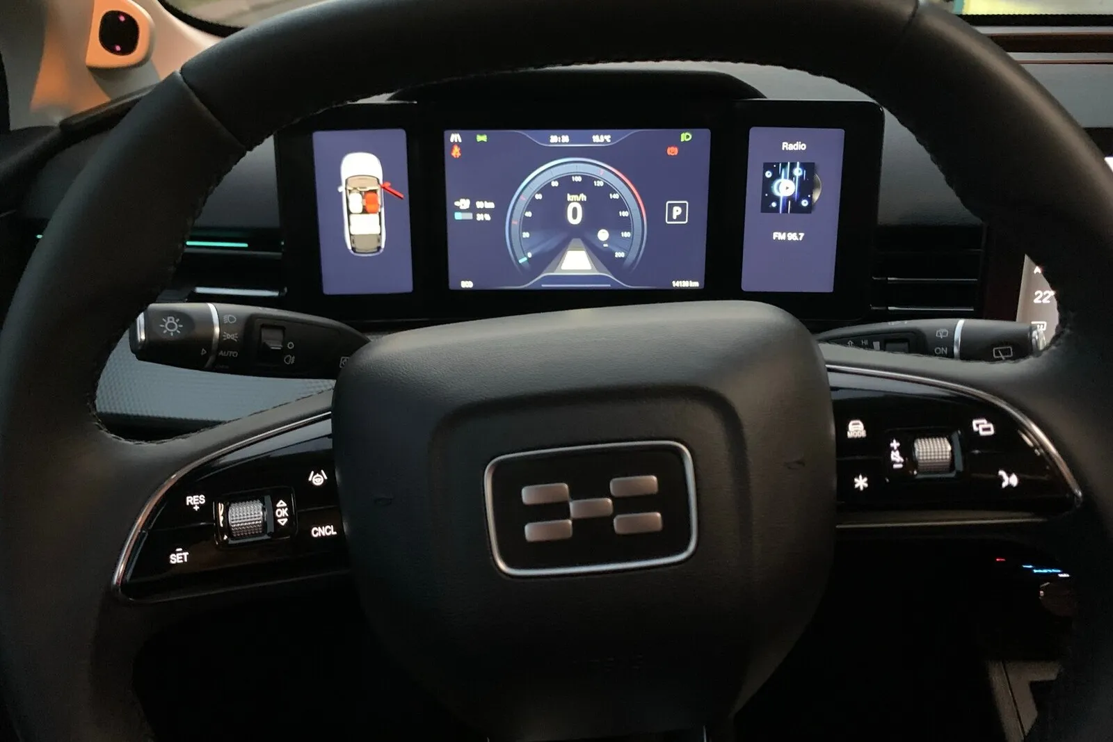 Die Fahrinformationen werden in drei separaten TFT-Displays, die an einen Flügelaltar erinnern, gut und übersichtlich dargestellt.
