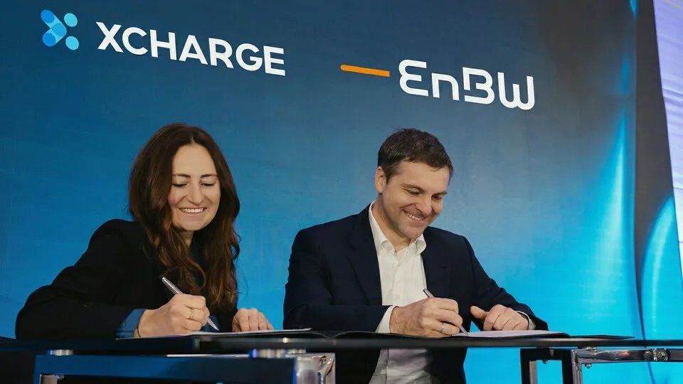 (V. l.): Albina Iljasov, Europachefin von Xcharge und Martin Roemheld, Chief Executive Officer E-Mobilität bei Enbw.