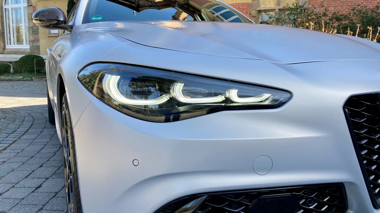 Drei LED-Tagfahrlicht-Module je Scheinwerfer kennzeichnen das neues Giulia-Modelljahr.