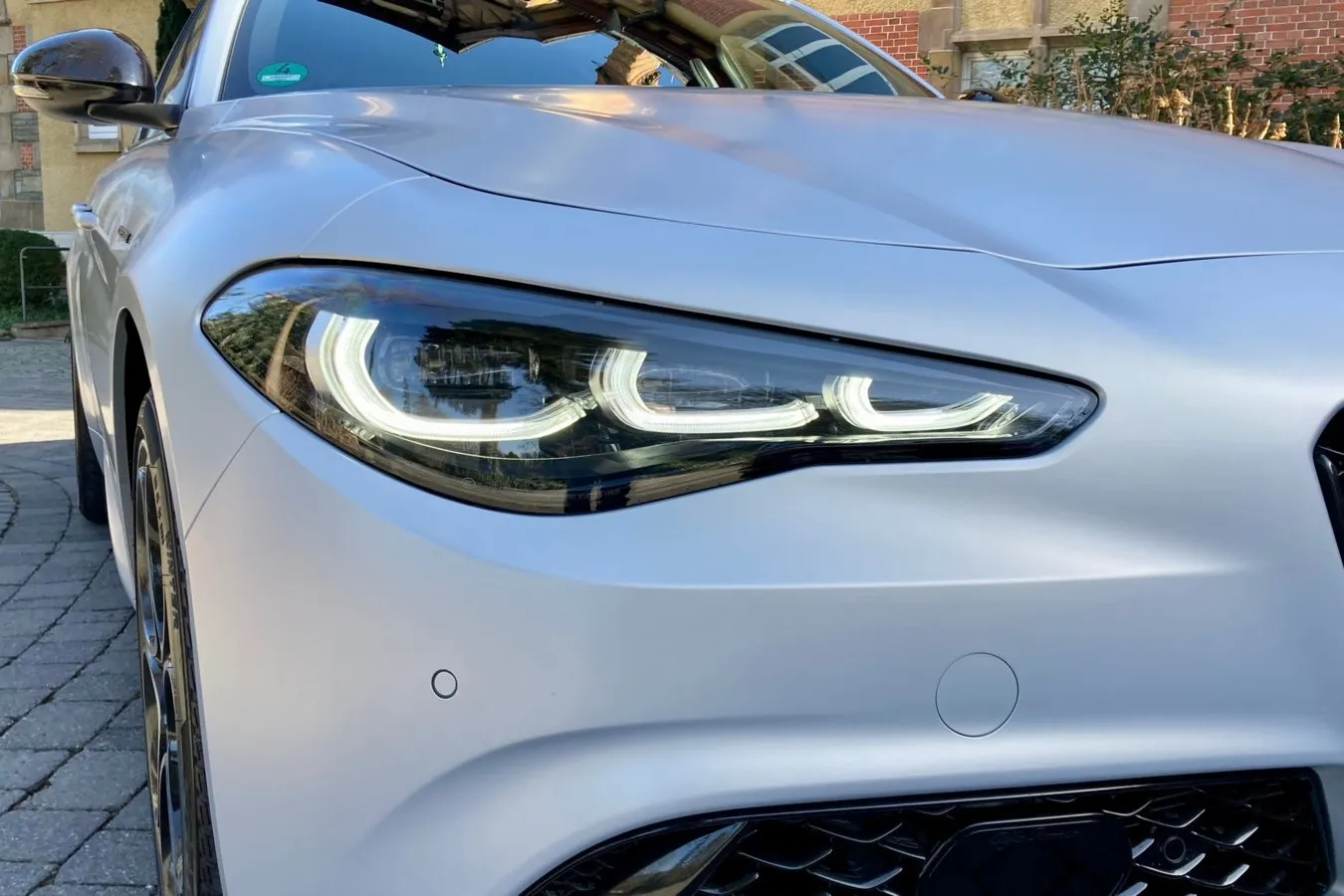 Drei LED-Tagfahrlicht-Module je Scheinwerfer kennzeichnen das neues Giulia-Modelljahr.