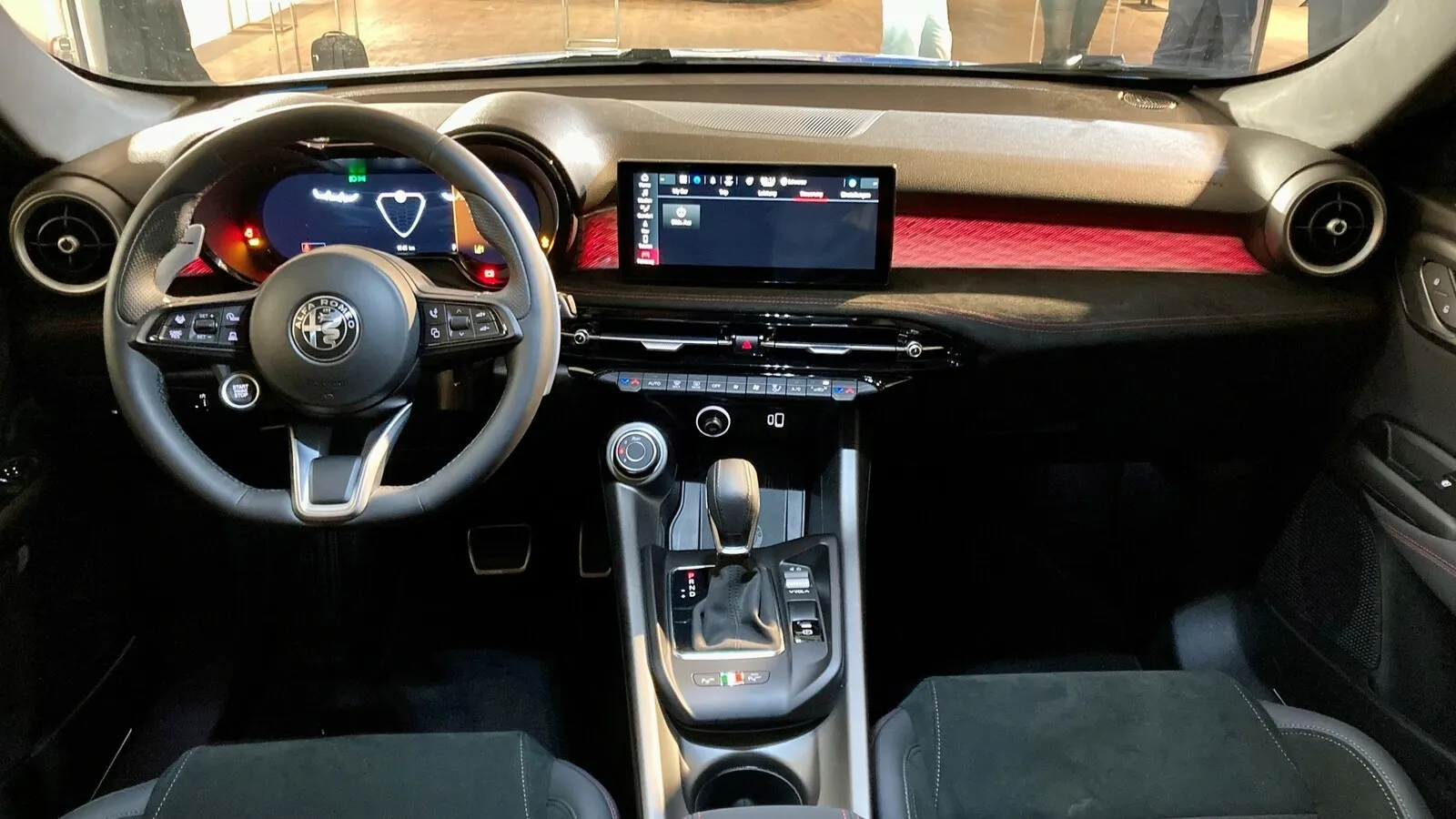 Immer mit dabei im Alfa Romeo Tonale: 12,3-Zoll-Digitalinstrumente und 10,25-Zoll-Touchscreen.