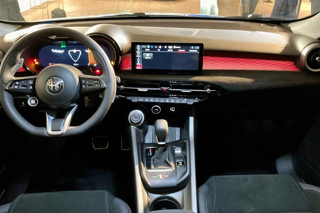 Immer mit dabei im Alfa Romeo Tonale: 12,3-Zoll-Digitalinstrumente und 10,25-Zoll-Touchscreen.