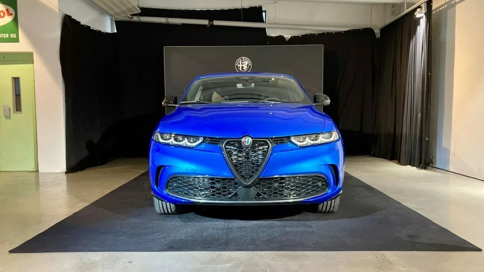 Der typische Markengrill Scudetto prägt auch Alfa Romeos Kompakt-SUV Tonale.