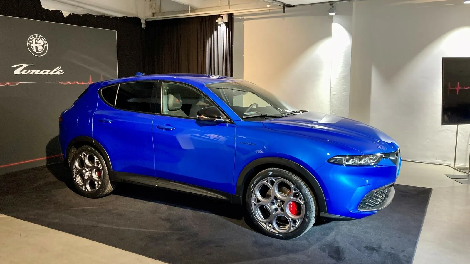 Die Fensterlinie des Tonale steigt nach hinten steil an und zitiert damit historische Sportwagen von Alfa Romeo.
