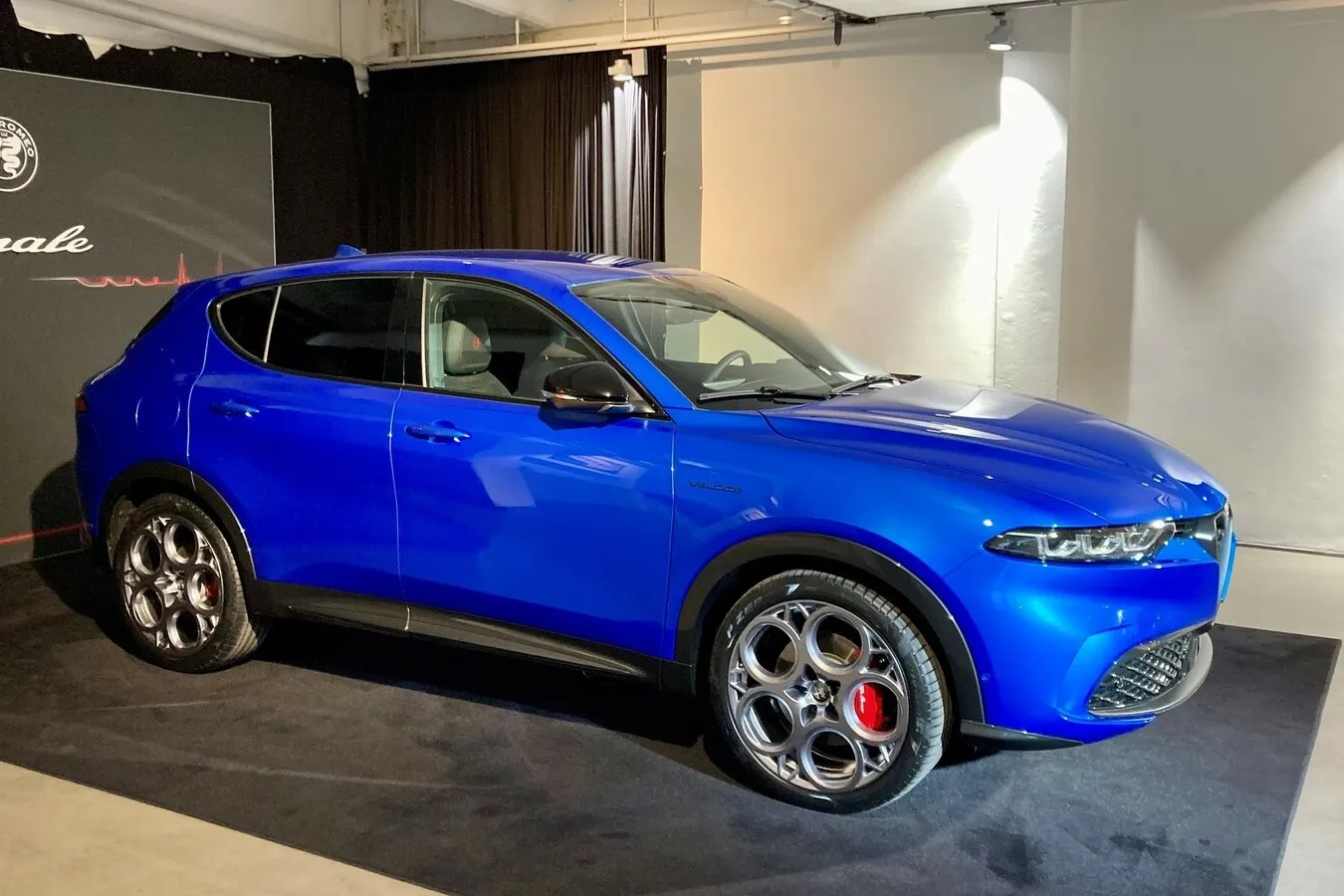 Die Fensterlinie des Tonale steigt nach hinten steil an und zitiert damit historische Sportwagen von Alfa Romeo.