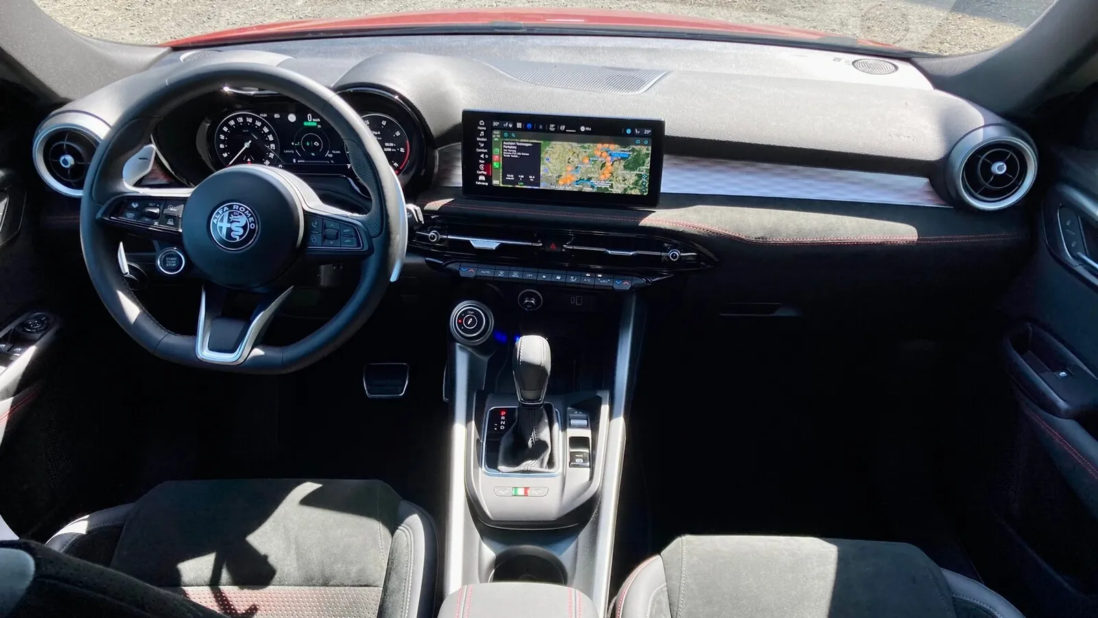 12,3-Zoll-Digiatlinstrumente und ein 10,25-Zoll-Touchscreen liefert Alfa Romeo immer mit.