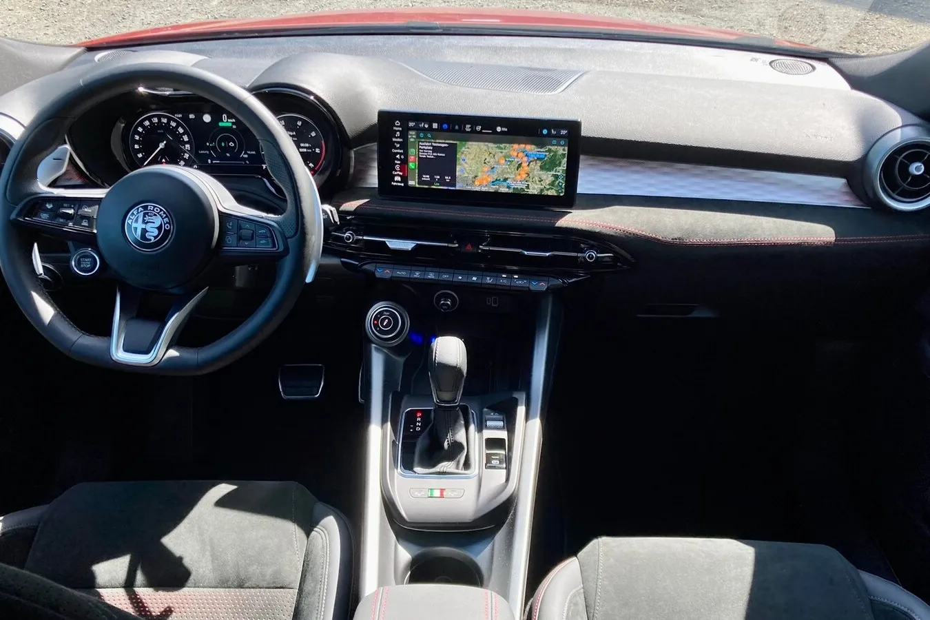 12,3-Zoll-Digiatlinstrumente und ein 10,25-Zoll-Touchscreen liefert Alfa Romeo immer mit.