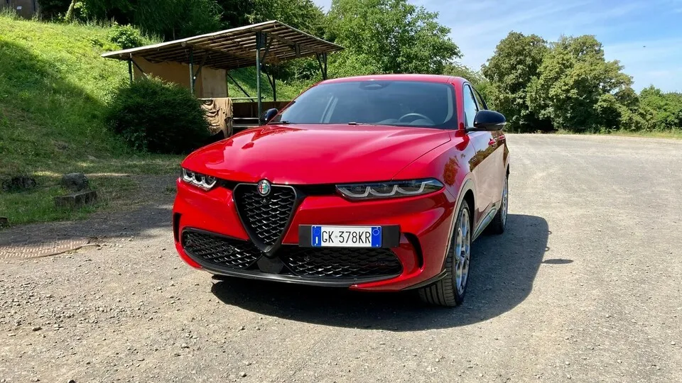 Scharfer Blick, dreigliedrige Tagfahr-LEDs: Alfa Romeos neues Kompakt-SUV Tonale kommt schnittig daher.