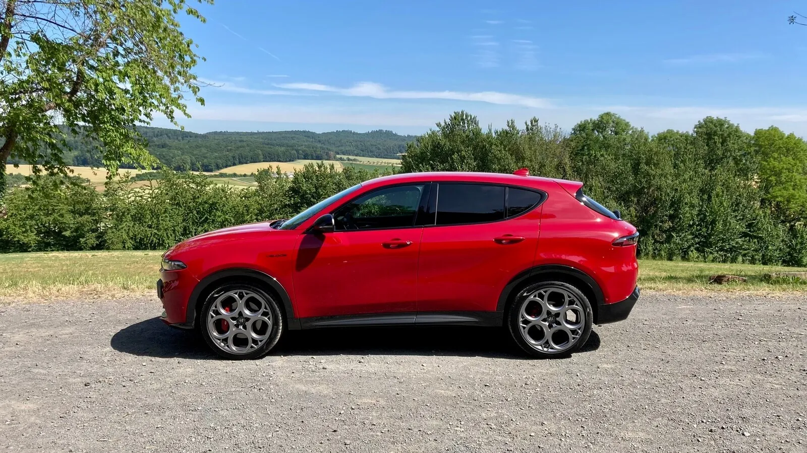 Dynamisch auch die Seitenlinie, trotzdem viel Platz für Passagiere und Gepäck im Alfa Romeo Tonale.