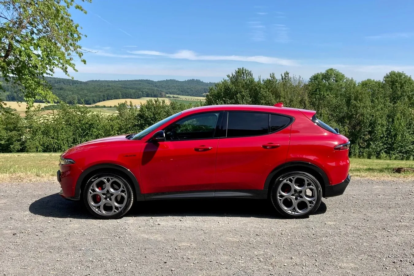 Dynamisch auch die Seitenlinie, trotzdem viel Platz für Passagiere und Gepäck im Alfa Romeo Tonale.