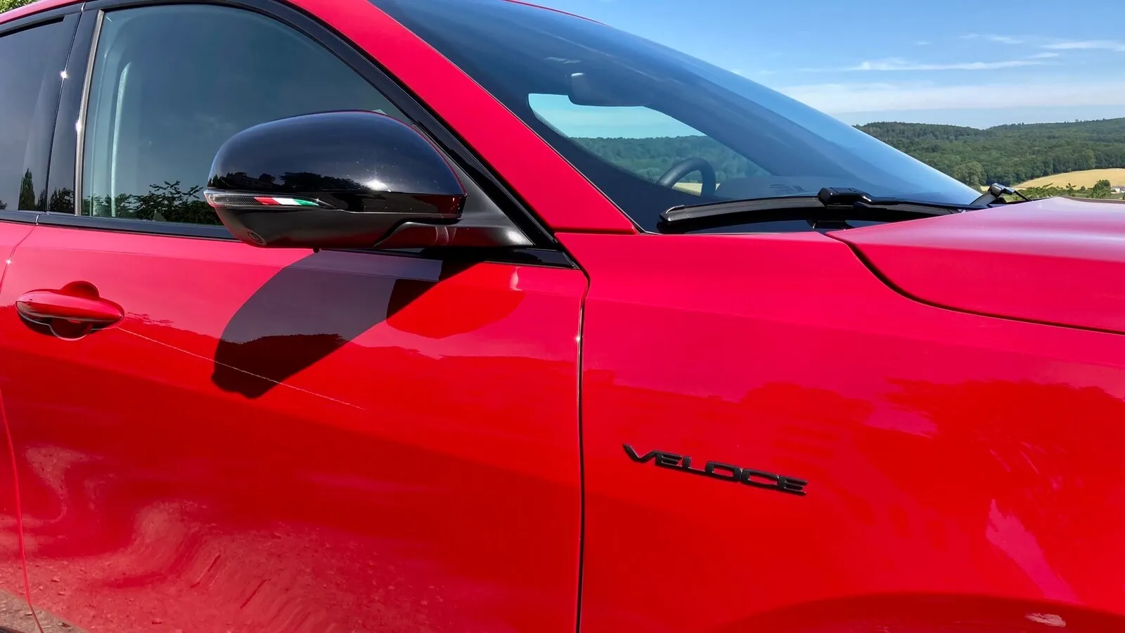 Kleine Details wie die italienische Flagge im Außenspiegel-Gehäuse und Traditionsnamen wie die Ausstattung Veloce passen zum emotionalen Alfa-Romeo-Image.