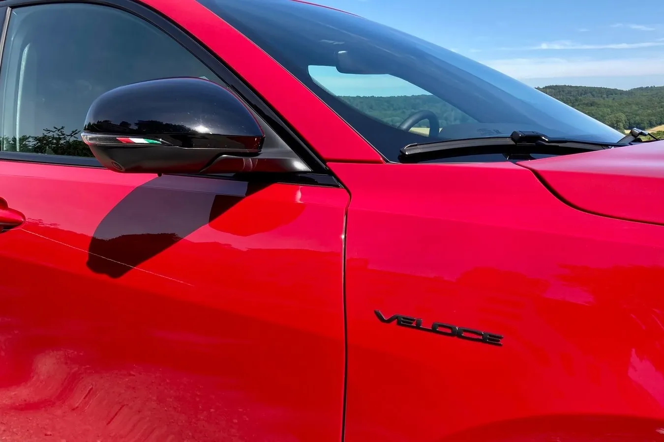 Kleine Details wie die italienische Flagge im Außenspiegel-Gehäuse und Traditionsnamen wie die Ausstattung Veloce passen zum emotionalen Alfa-Romeo-Image.