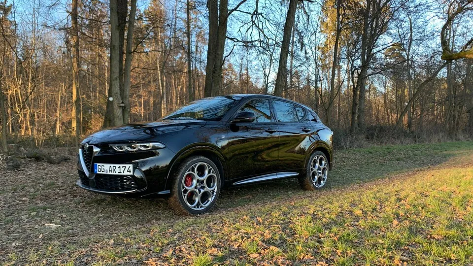 Der Alfa Romeo Tonale ist das erste Kompakt-SUV von Alfa Romeo. 4,53 Meter lang ist der nach einem Alpenpass benannte Tonale, der ein schärferes Design als Gulia und Stelvio zeigt.