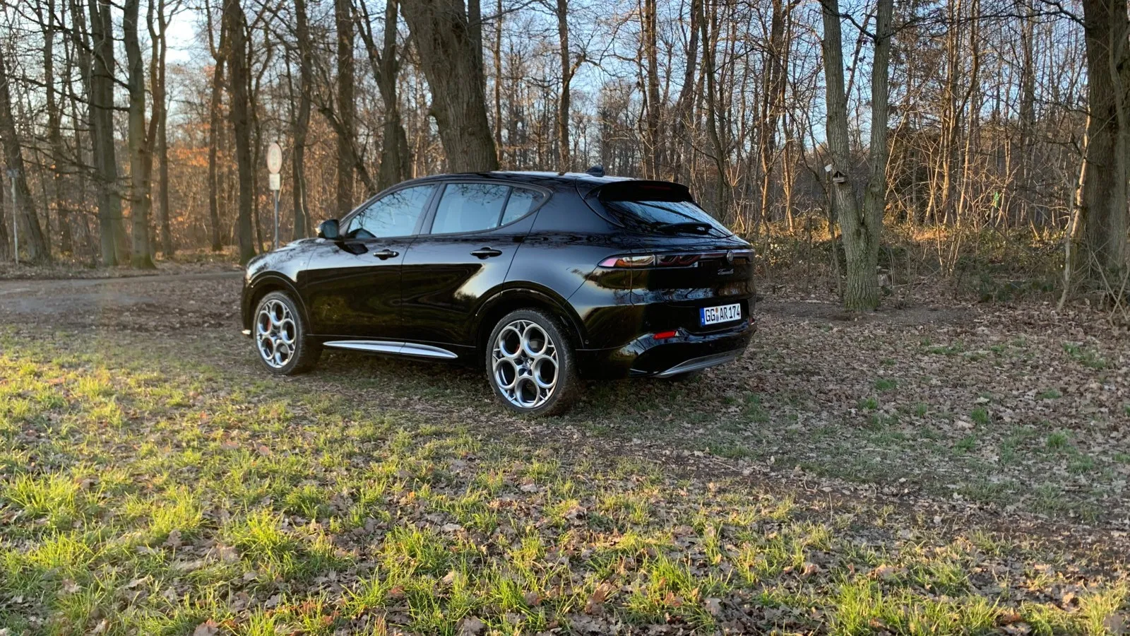 Alfa Romeo Tonale 1.5 VGT Ti Hybrid: Das schicke Design mit ansteigender Fensterlinie reduziert zwar die Sicht nach hinten, überraschenderweise aber nicht das Platzangebot. Fahrer und Passagiere haben vorne wie im Fond ordentlich Platz.