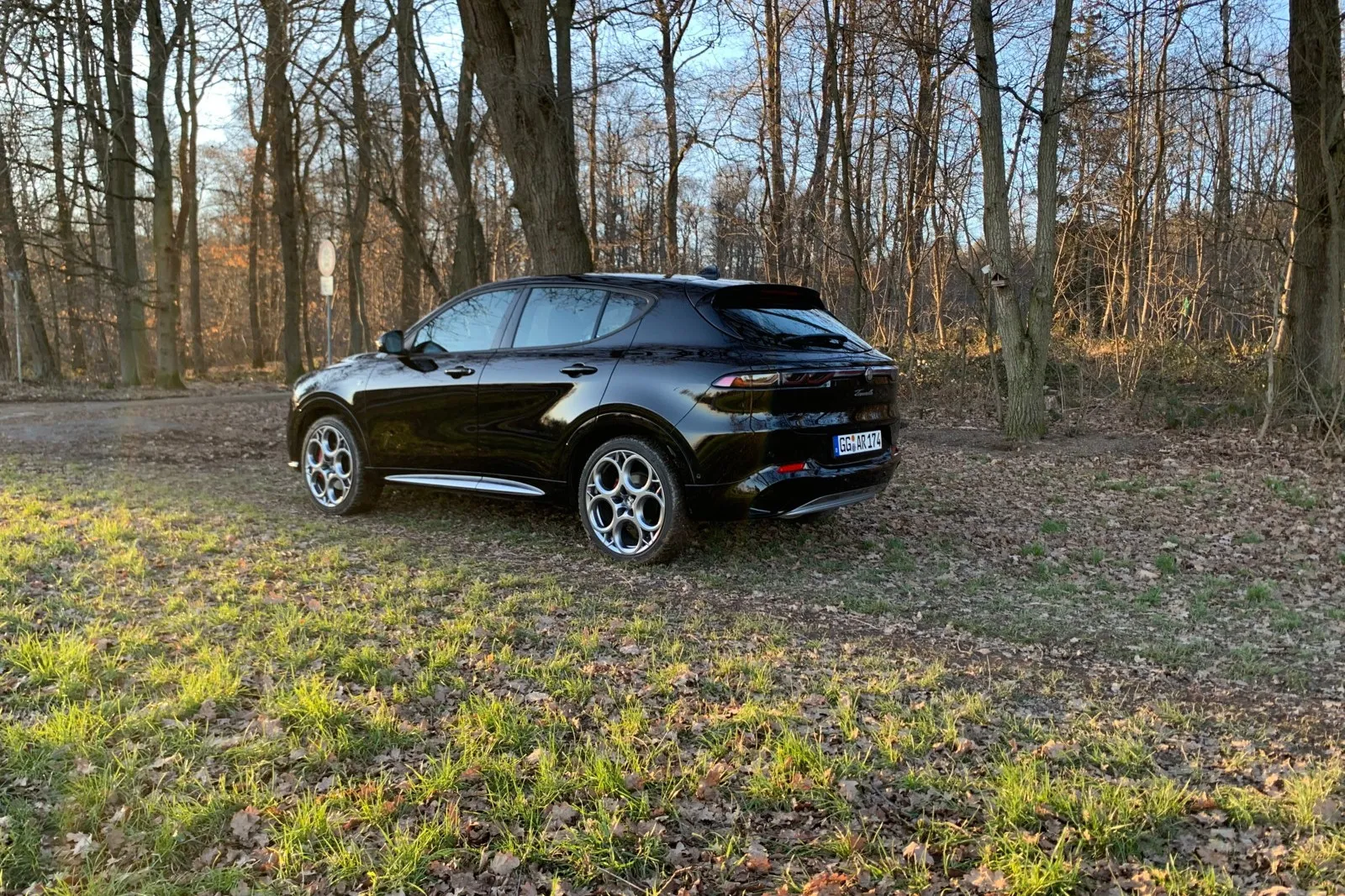 Alfa Romeo Tonale 1.5 VGT Ti Hybrid: Das schicke Design mit ansteigender Fensterlinie reduziert zwar die Sicht nach hinten, überraschenderweise aber nicht das Platzangebot. Fahrer und Passagiere haben vorne wie im Fond ordentlich Platz.