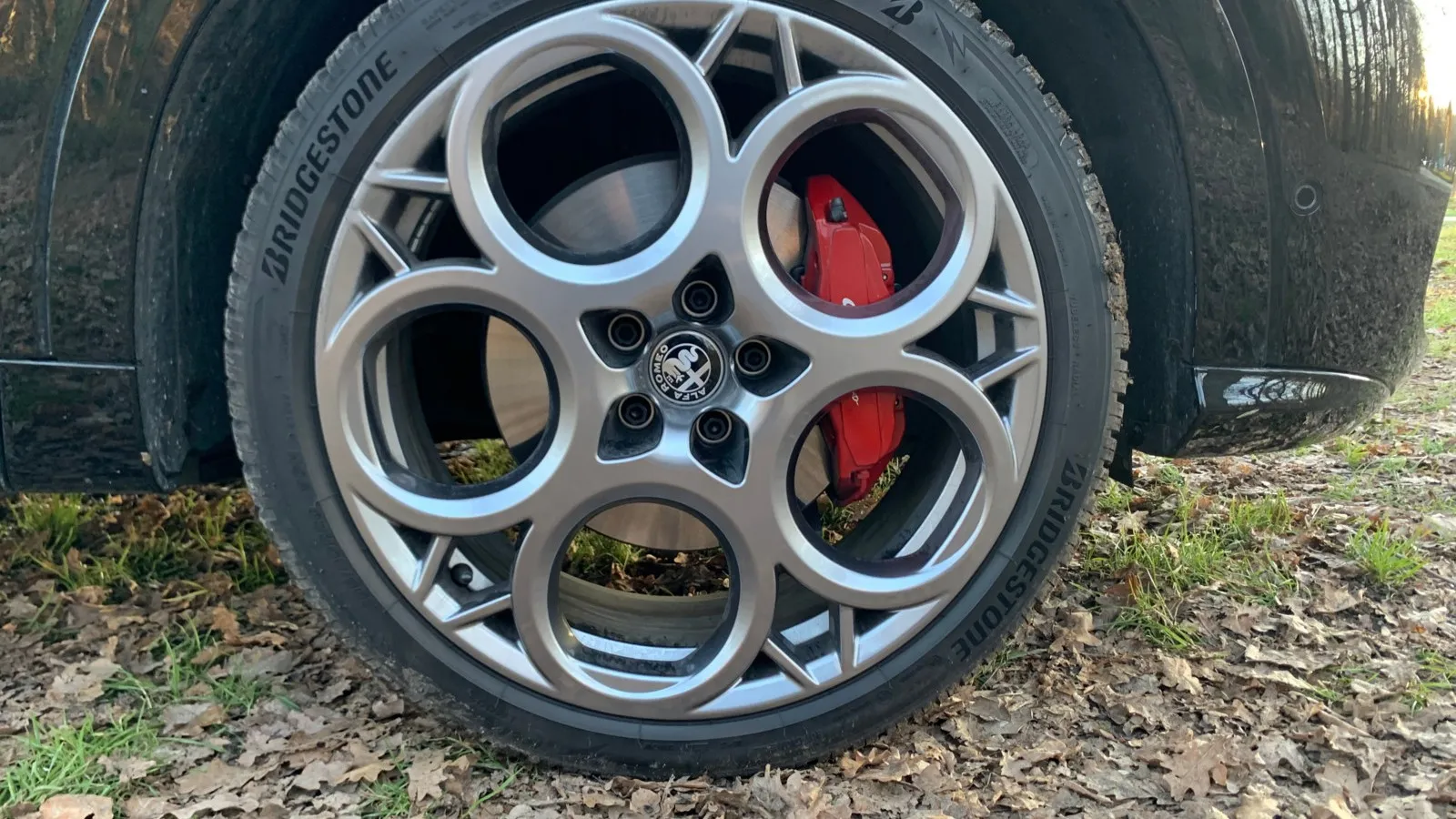 Alfa Romeo Tonale 1.5 VGT Ti Hybrid mit den klassischen „Wählscheiben“-Felgen.